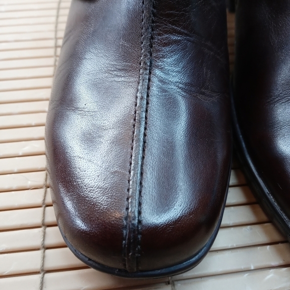Clarks Bendables women's brown leather mule clogs. 2" heel.  Brass Studs and buc - Picture 4 of 11